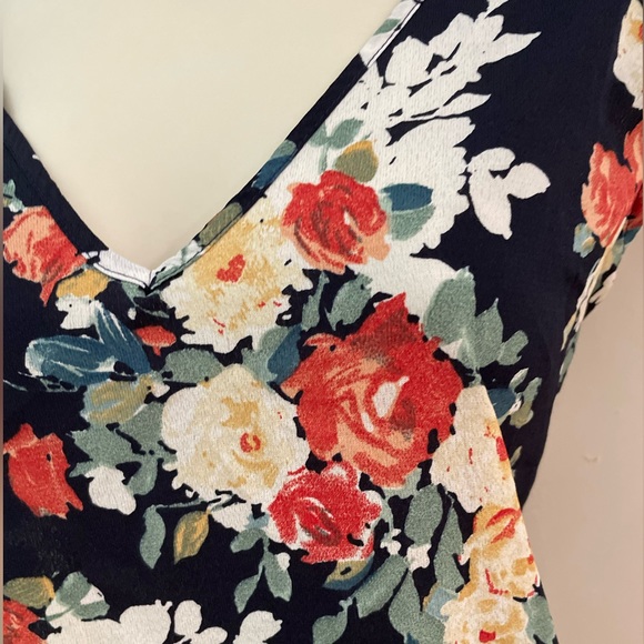 SHEIN FLORAL BLOUSE - Picture 4 of 6